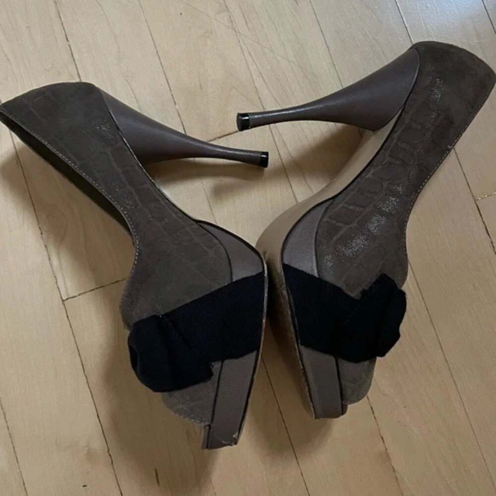 Adrienne Vittadini Collection Peep Toe Bow Leather Platform Pumps in Taupe 7.5